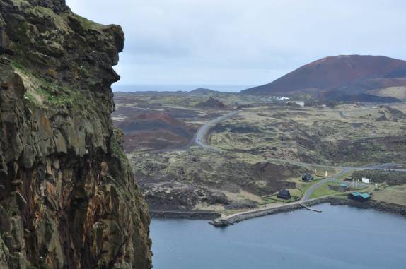 Bela vista durante a subida do rochedo Heimaklettur, na ilha de Heimaey, no sul da Islândia